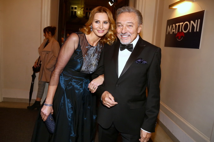 V roce 2017, kdy se na Českém slavíkovi Karel Gott objevil osobně naposledy, se rozhodl pro černobílou klasiku.