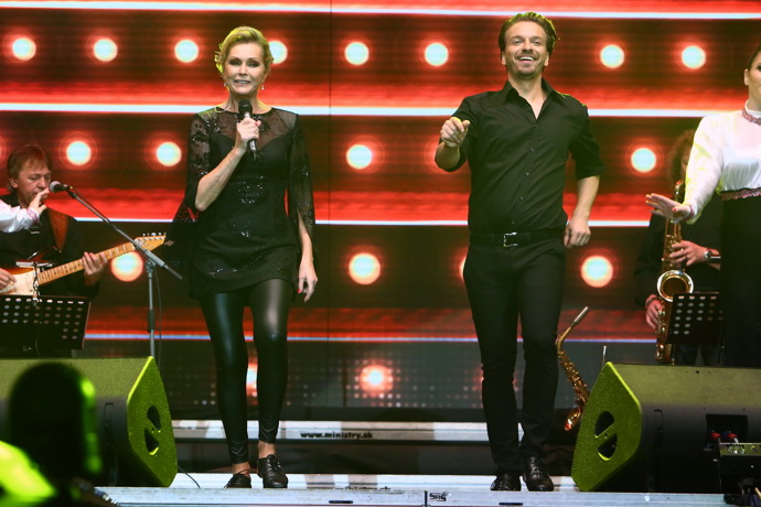 Tomáš Slavíček si s Helenou Vondráčkovou střihne stepařské číslo. 