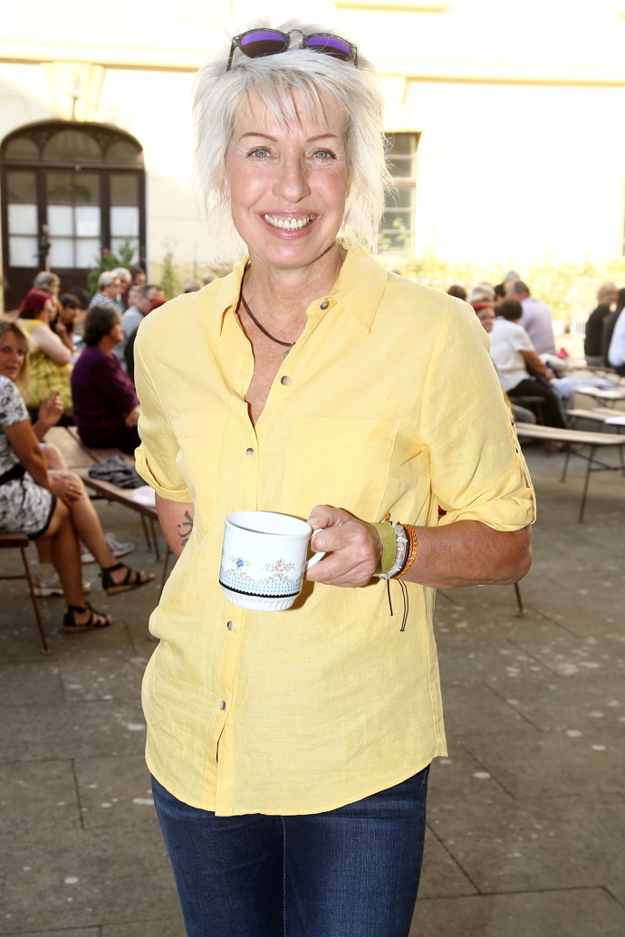 Ač je milovnicí krátkých vlasů, vždy vyniká také její široký úsměv. 