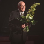 Byl třikrát ženatý. V prvním, dvacetiletém manželství, bohužel ovdověl, druhé manželství s krasobruslařkou Evou Vondruškovou nebylo šťastnou volbou. Spokojený byl na třetí pokus s Evou Kicperovou.