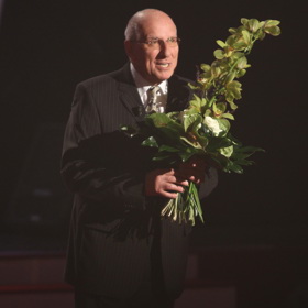 Byl třikrát ženatý. V prvním, dvacetiletém manželství, bohužel ovdověl, druhé manželství s krasobruslařkou Evou Vondruškovou nebylo šťastnou volbou. Spokojený byl na třetí pokus s Evou Kicperovou.