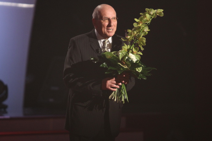 Byl třikrát ženatý. V prvním, dvacetiletém manželství, bohužel ovdověl, druhé manželství s krasobruslařkou Evou Vondruškovou nebylo šťastnou volbou. Spokojený byl na třetí pokus s Evou Kicperovou.