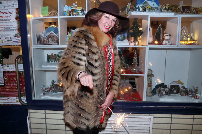 Saskia Burešová oblékla luxusní kožíšek a korunovala ho tmavě hnědým kloboukem. 