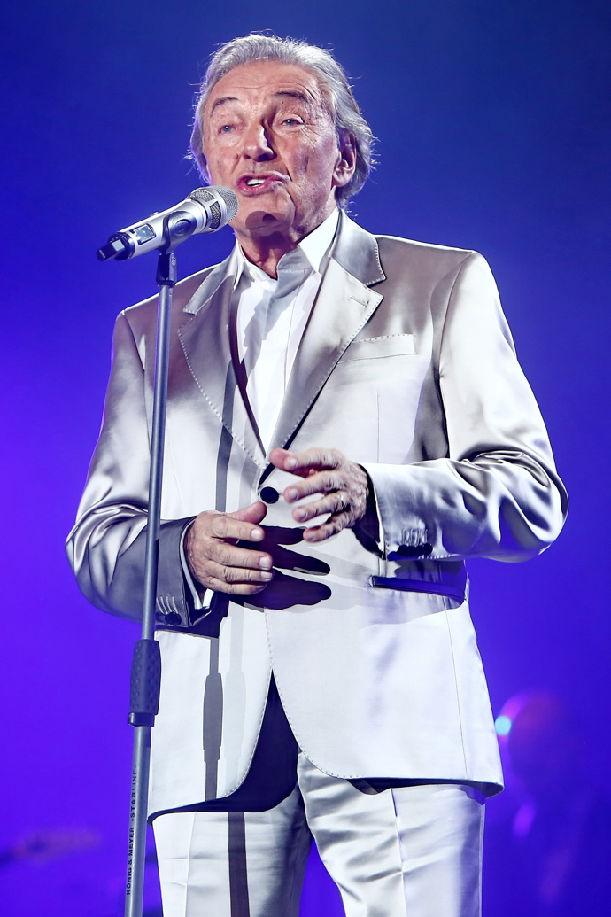 Karel Gott vystupoval i ve stříbrném obleku.