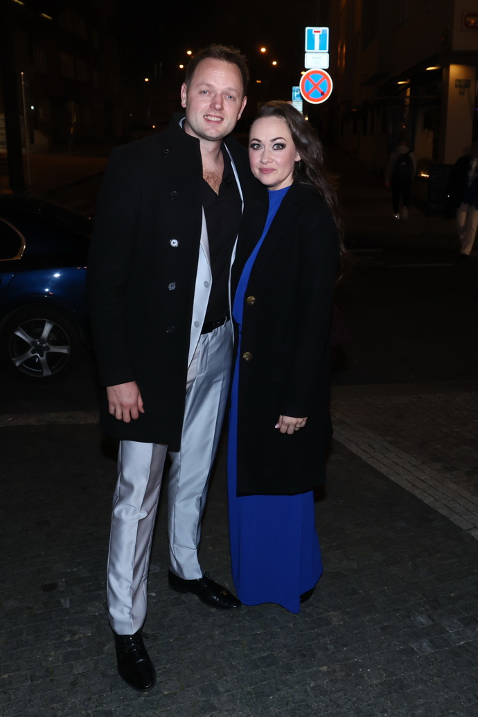 Jan Kříž s manželkou Marií v šatech barvy královské modři. 