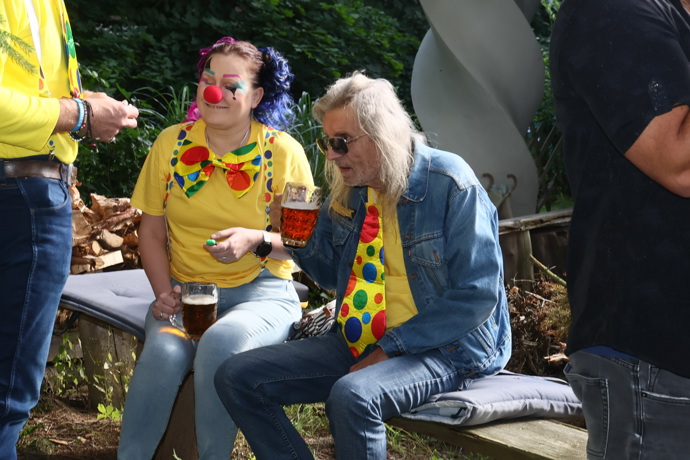 Teď dává průchod šedinám. Takhle ho fotografové zastihli na letošní letní oslavě narozenin Petra Jandy. 