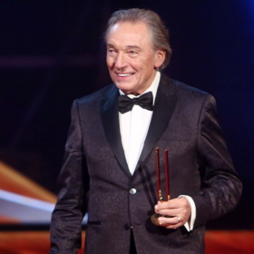 Také v roce 2014 na České slavíky Mistr zvolil saténový oblek.