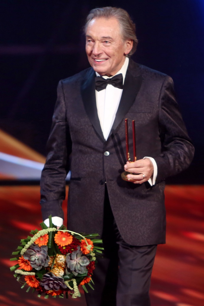 Také v roce 2014 na České slavíky Mistr zvolil saténový oblek.