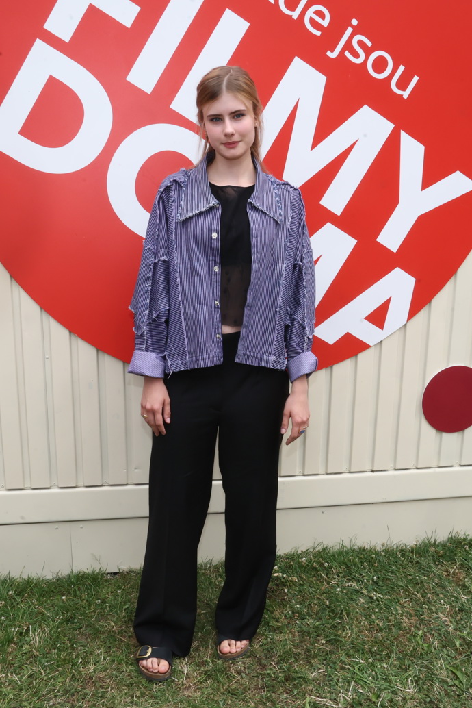 V České televizi už Sofie Anna sama prezentuje projekty, ve kterých hraje. 