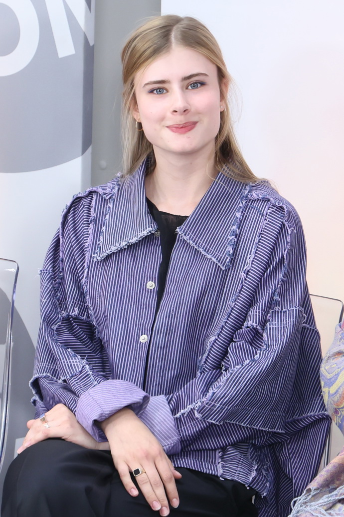 Ve tváři mladá herečka nezapře ani tátu Davida Švehlíka. 