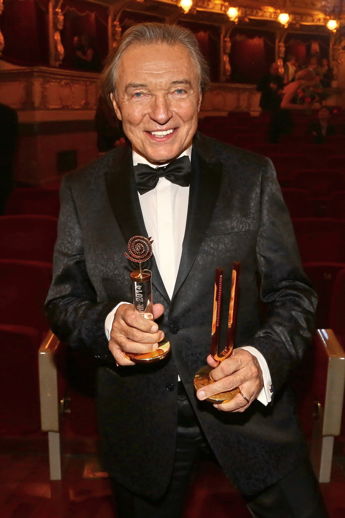 Na první pohled oblek působil obyčejně, ale v detailu je vidět, že byl vzorovaný.