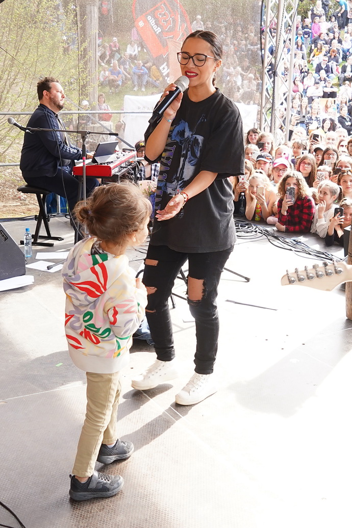 Rozervané džíny, tenisky a tričko - Eva se ráda cítí dobře. 