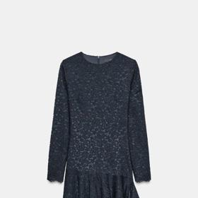 Pokud chcete vsadit na zajímavé řešení sukně, možná vás zaujmou tyto krajkové šaty s volány ze Zary za 1199 Kč.