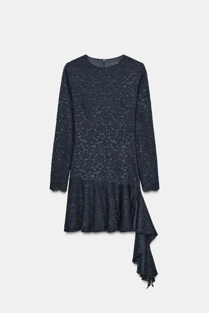 Pokud chcete vsadit na zajímavé řešení sukně, možná vás zaujmou tyto krajkové šaty s volány ze Zary za 1199 Kč.