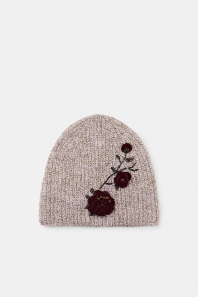 Úpletová čepice beanie s květinovou výšivkou, Zara, 549 Kč