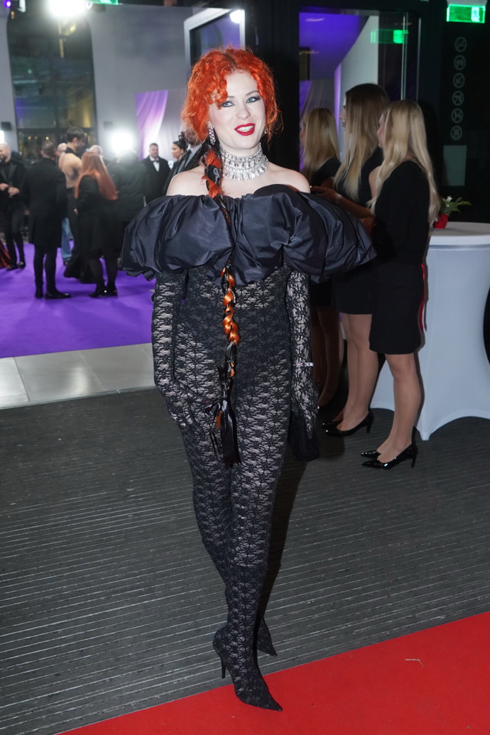 Nad jakým modelem se ale stylistka pozastavila, byl tento! Žofie Dařbujánová má sice osobitý styl, ale takový se hodí na pódia, ne na společenskou událost, jako je Český slavík. 