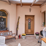 Vchod do domu je krásně nazdobený.