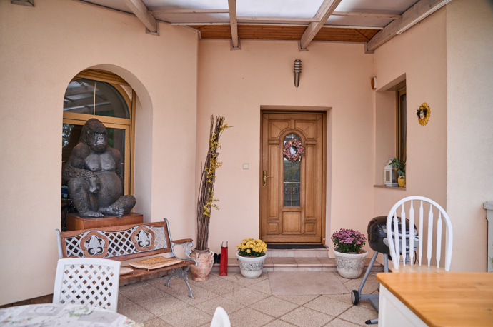 Vchod do domu je krásně nazdobený.