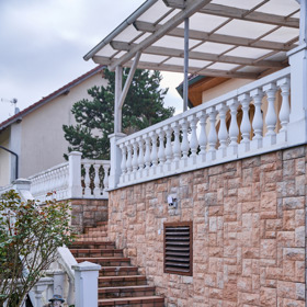 Příchod k domu Milana a Dany Drobných, kterým se nám pochlubili v pořadu Vítejte.