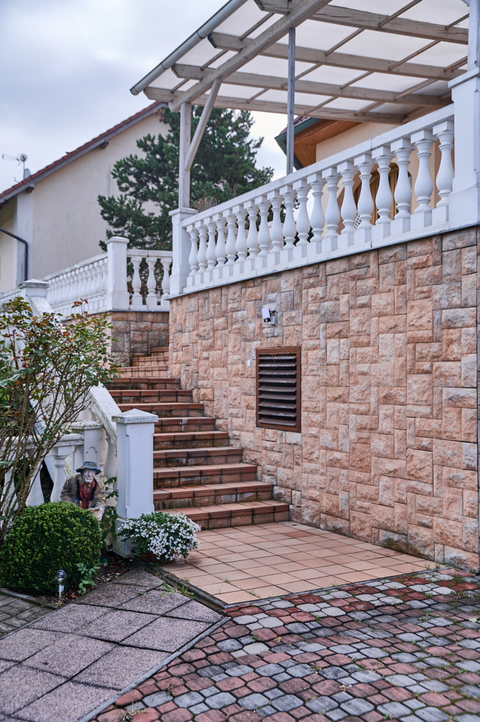 Příchod k domu Milana a Dany Drobných