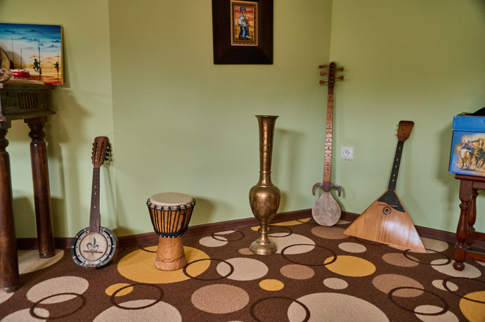 Hudební pokoj zdobí nástroje z celého světa