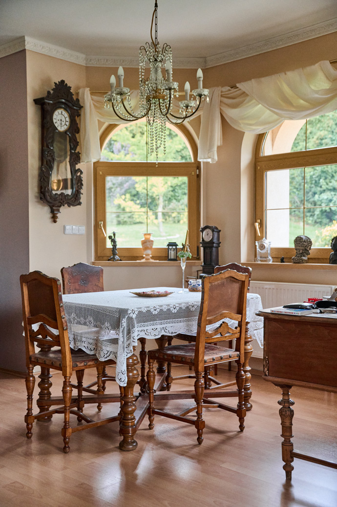 Jídelní kout s impozantním lustrem