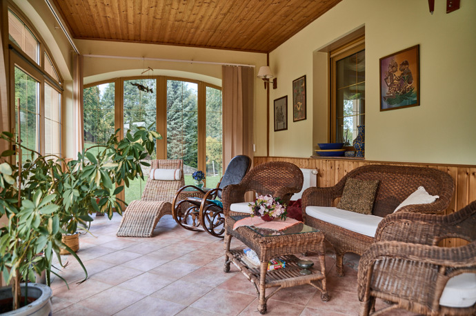 Krytá terasa je hned vedle obýváku, je ideální na odpočinek nebo na čtení.