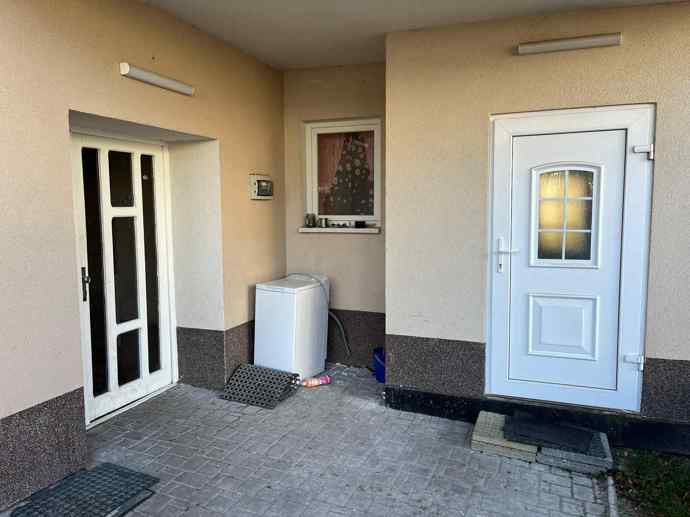 Vstupní dveře do bytové jednotky Karlose Vémoly.