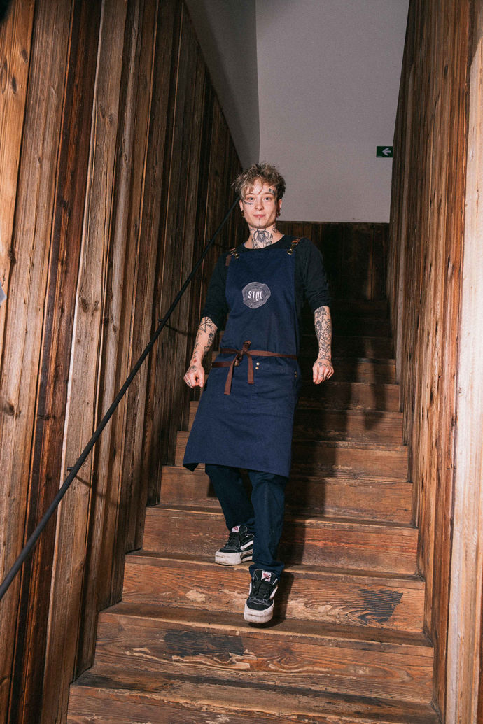 Ave pracuje v restauraci Stůl. 