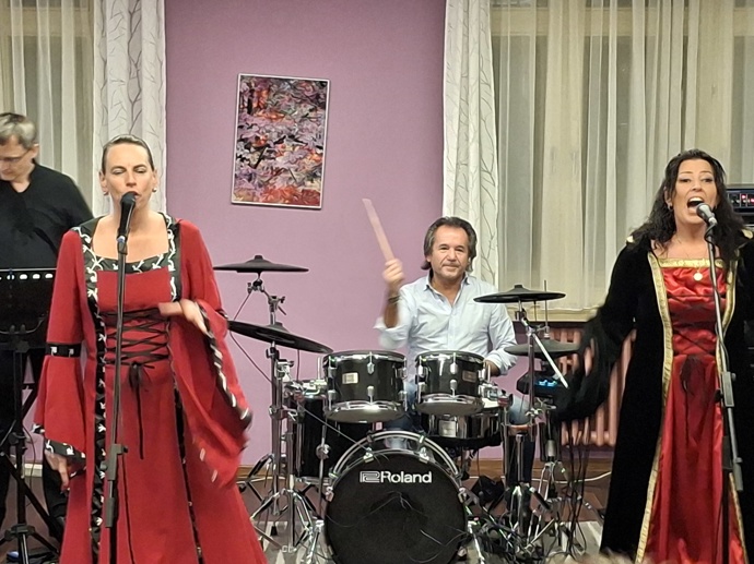 Andor Šándor hraje v kapele na bicí. 