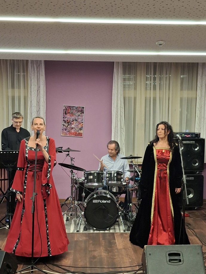 Andor Šándor si zahrál na křtu své knihy. 