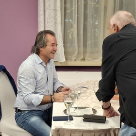 Andor Šándor podepisuje svou novou knihu. 