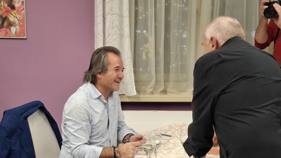 FOTO: Andor Šándor podepisuje svou novou knihu.