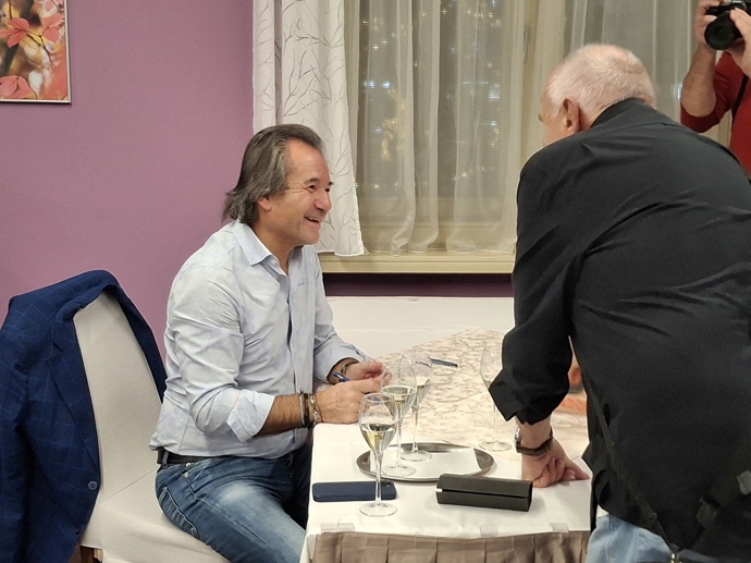 Andor Šándor podepisuje svou novou knihu. 