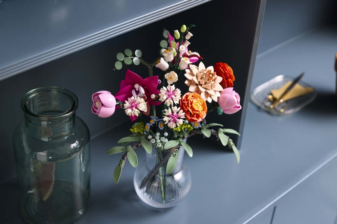 Květiny z lega si nejprve musíte složit, teprve potom vystavit. 