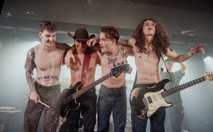 Šimon Opp se svou kapelou. 