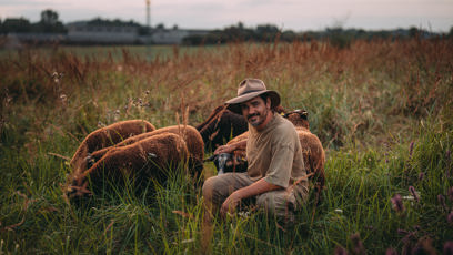 FOTO: Vojta Kotek se svými ovečkami.