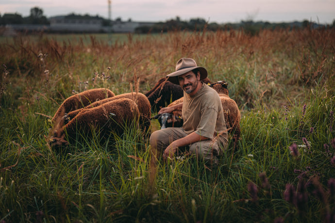Vojta Kotek se svými ovečkami.