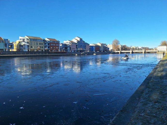 Policisté vytáhli tělo z řeky Otavy.
