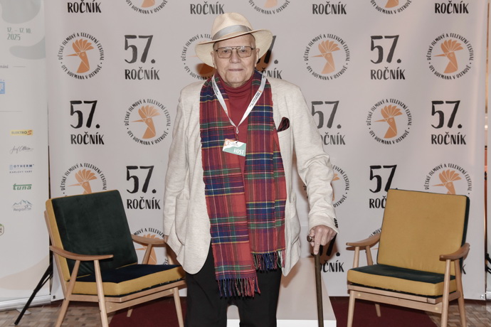 Herec má v oblibě kostkované šály, které rád střídá i opakovaně nosí.