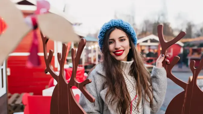 Příběhy o lásce: Kamarádka mě vytáhla na vánoční trhy. Polila jsem cizího chlapa čokoládou a našla lásku