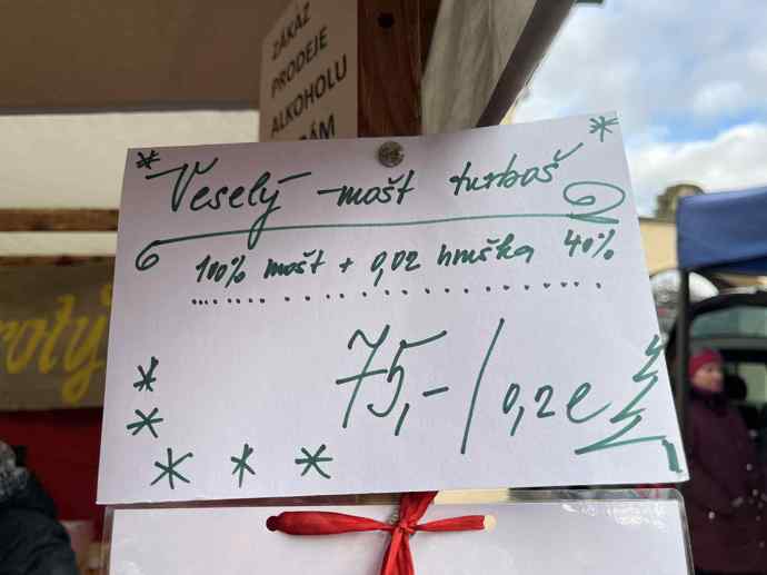 Zkrátka nepřišli ani milovníci horkých nápojů. Oblíbený je například turboš z moštu a hruškovice.