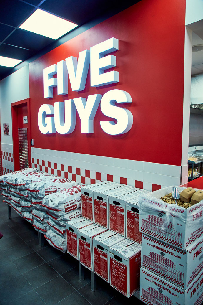 Otevření nového fast foodu Five Guys. 