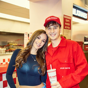 Nechyběl Nikos s partnerkou. 