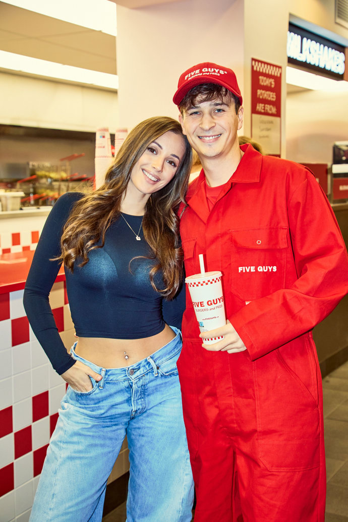 Nechyběl Nikos s partnerkou. 