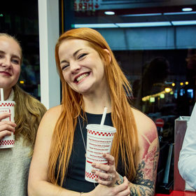 Po dlouhé době na veřejnosti se objevila účastnice MasterChefa Lea Skálová. 