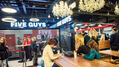 FOTO: Nová pobočka Five Guys.