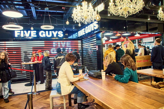 Nová pobočka Five Guys.