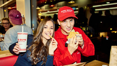 FOTO: Nikos s partnerkou.