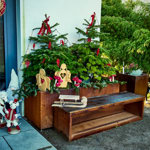 Nechybí ani velké množství dekorací - například dřevěné sáňky.